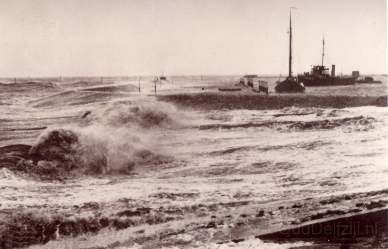 Strand Delfzijl tijdens zware storm.jpg